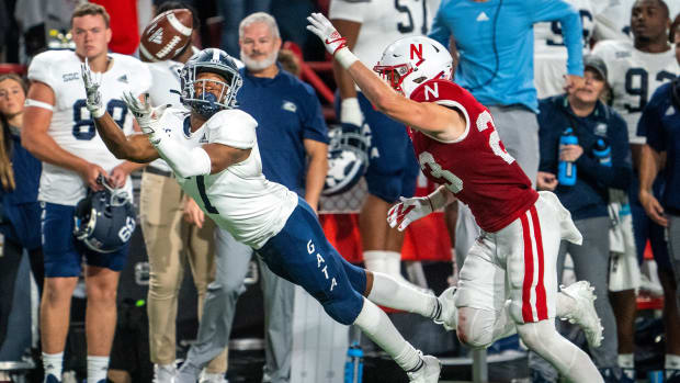 Khaleb Hood makes a diving catch for a 27-yard gain on Georgia Southern’s winning drive.
